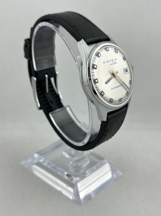 Kienzle alfa Handaufzug mit Datum und blauen Akzenten